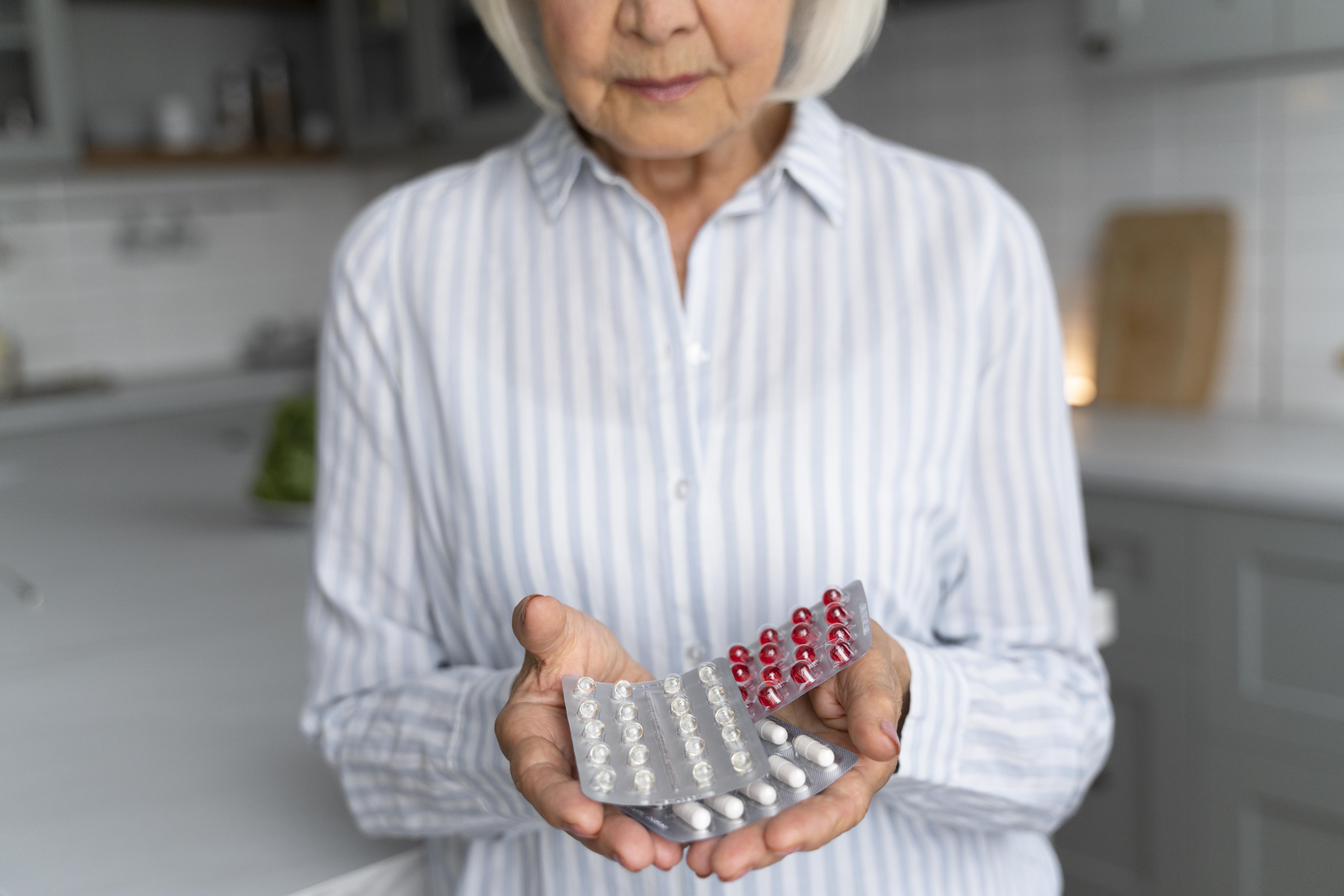 Опрос: большинство пенсионеров пьют пять и более таблеток одновременно